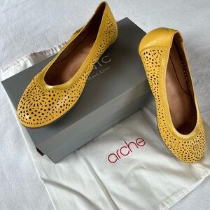 Vionic Flats Yellow Leather
